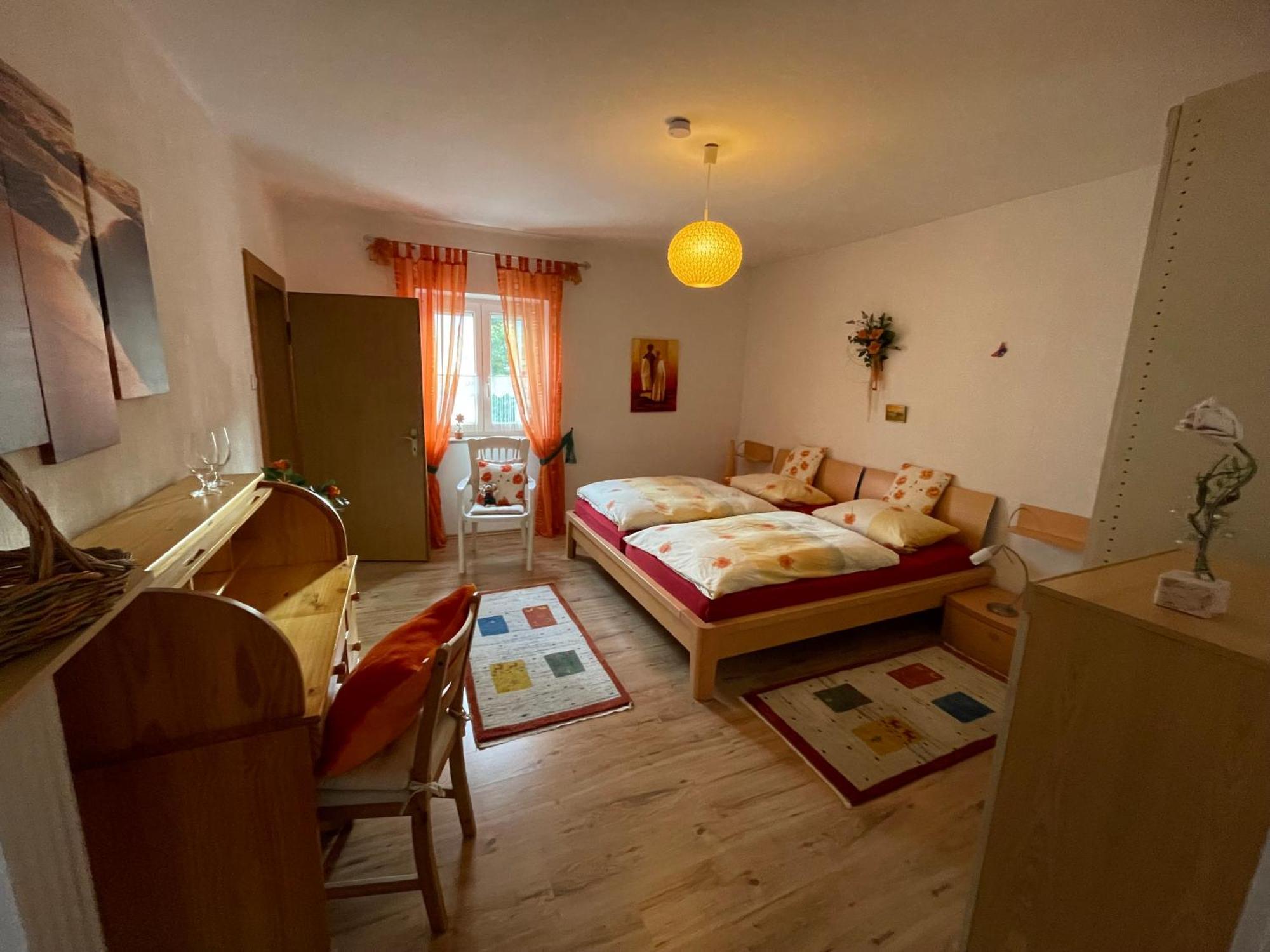 Schoene Ferienwohnung In Bahnhofsnaehe Fuer Urlaub, Studium Oder Arbeit Deggendorf Extérieur photo