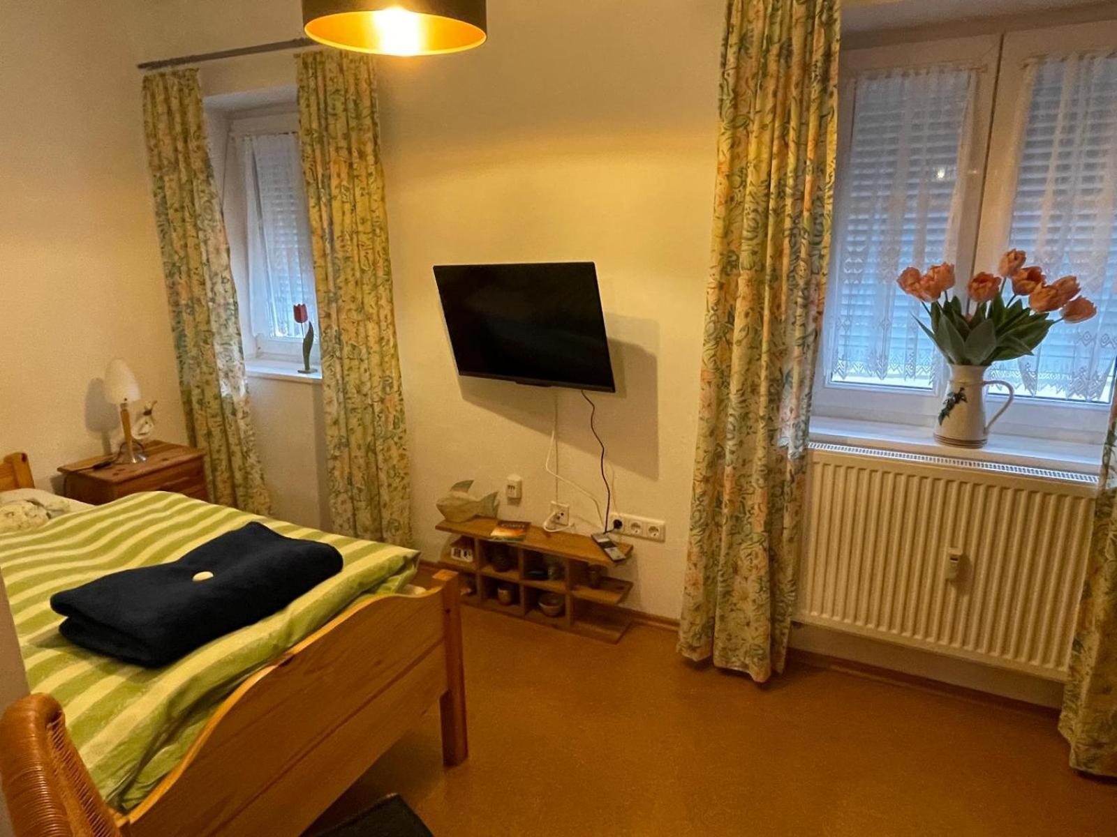 Schoene Ferienwohnung In Bahnhofsnaehe Fuer Urlaub, Studium Oder Arbeit Deggendorf Extérieur photo