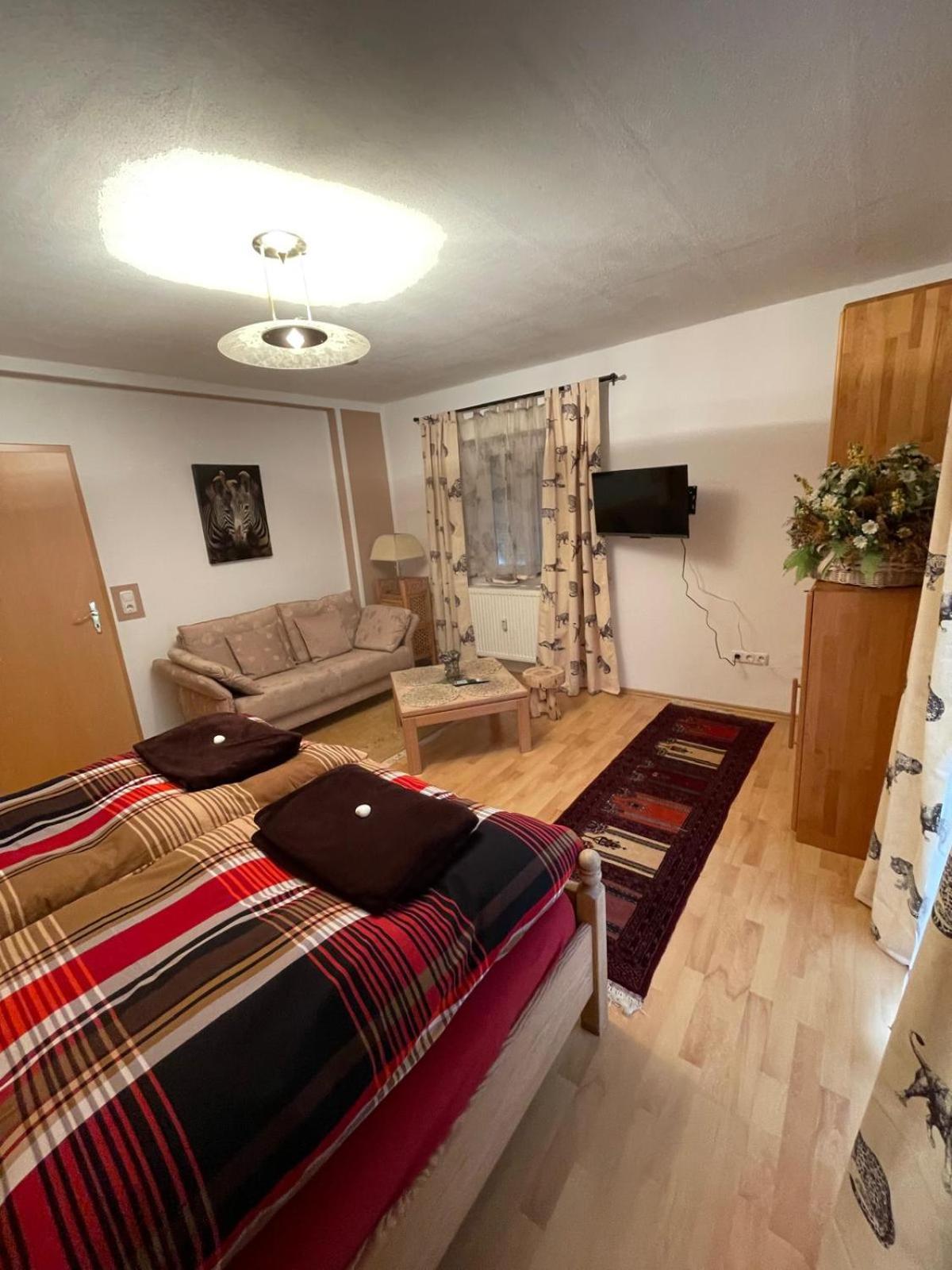Schoene Ferienwohnung In Bahnhofsnaehe Fuer Urlaub, Studium Oder Arbeit Deggendorf Extérieur photo