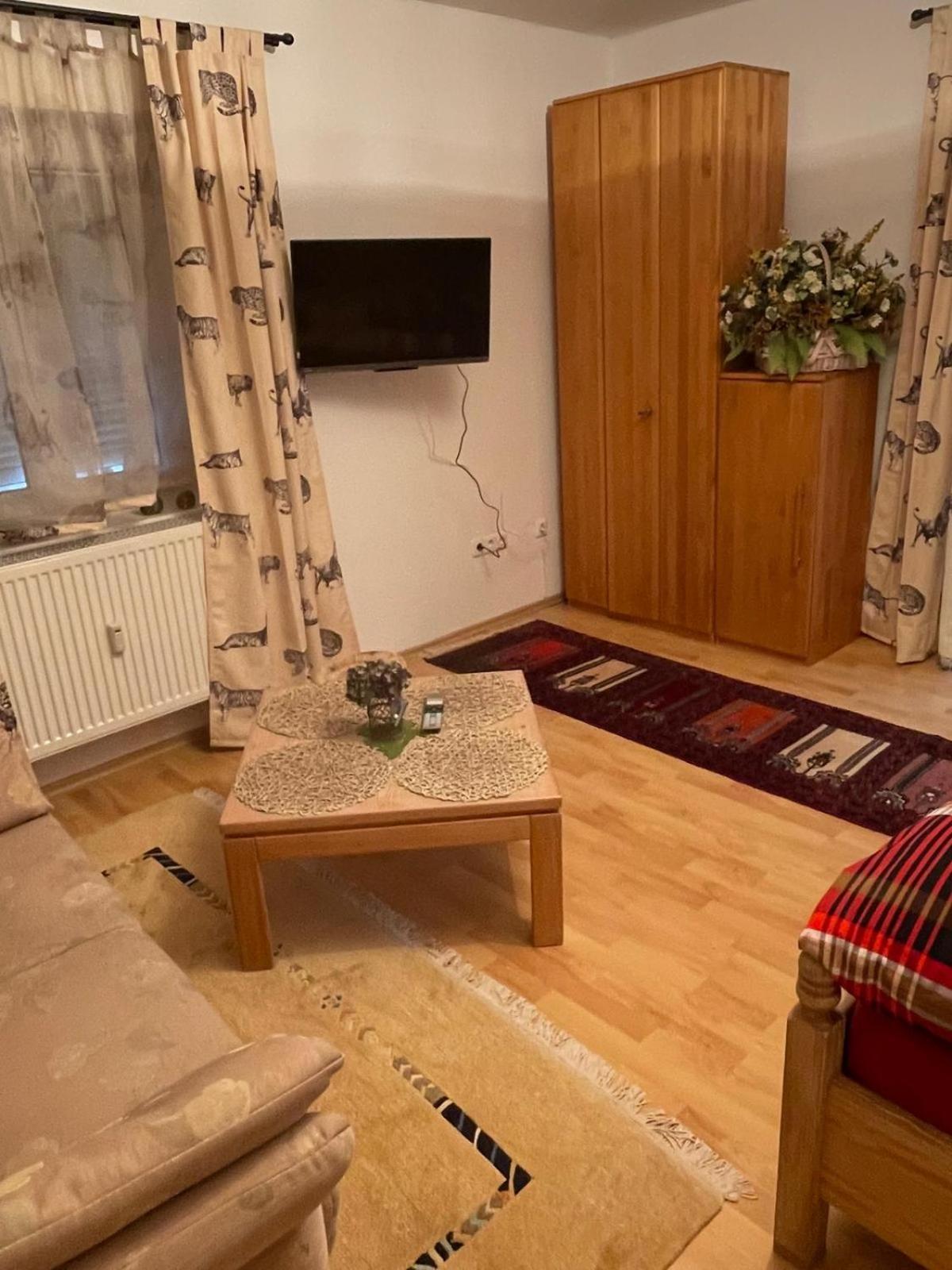 Schoene Ferienwohnung In Bahnhofsnaehe Fuer Urlaub, Studium Oder Arbeit Deggendorf Extérieur photo