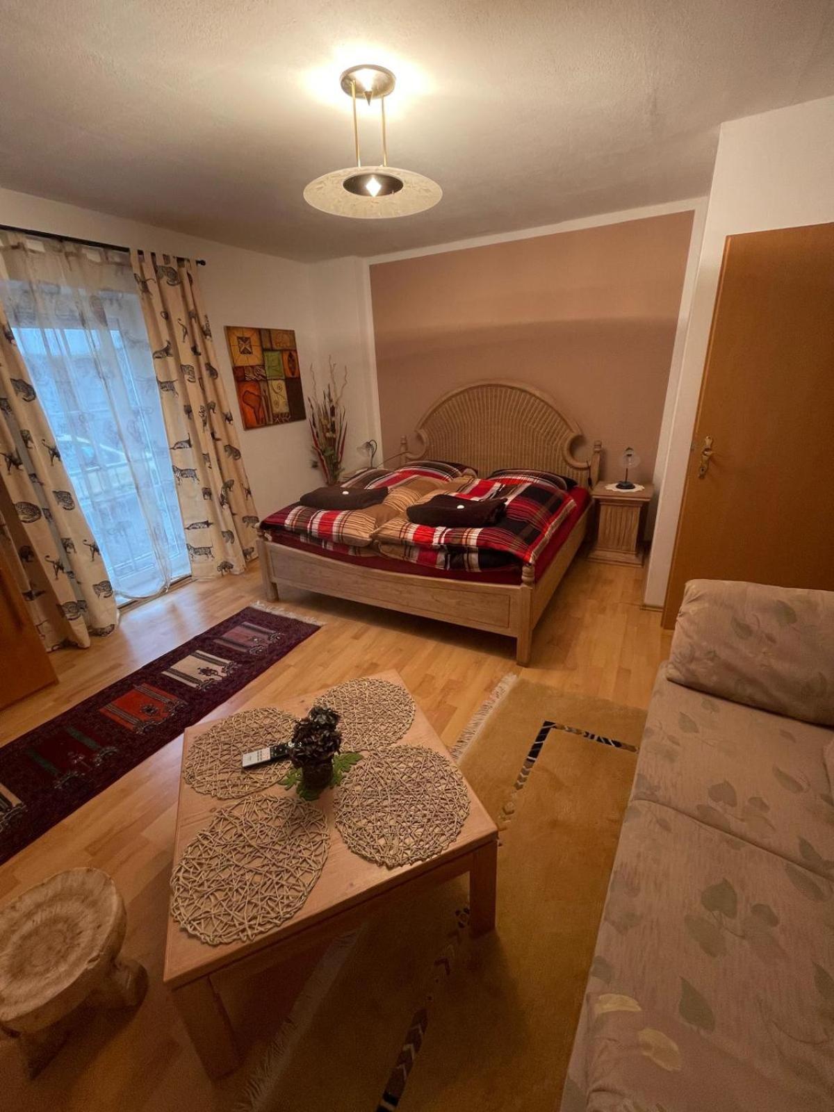 Schoene Ferienwohnung In Bahnhofsnaehe Fuer Urlaub, Studium Oder Arbeit Deggendorf Extérieur photo