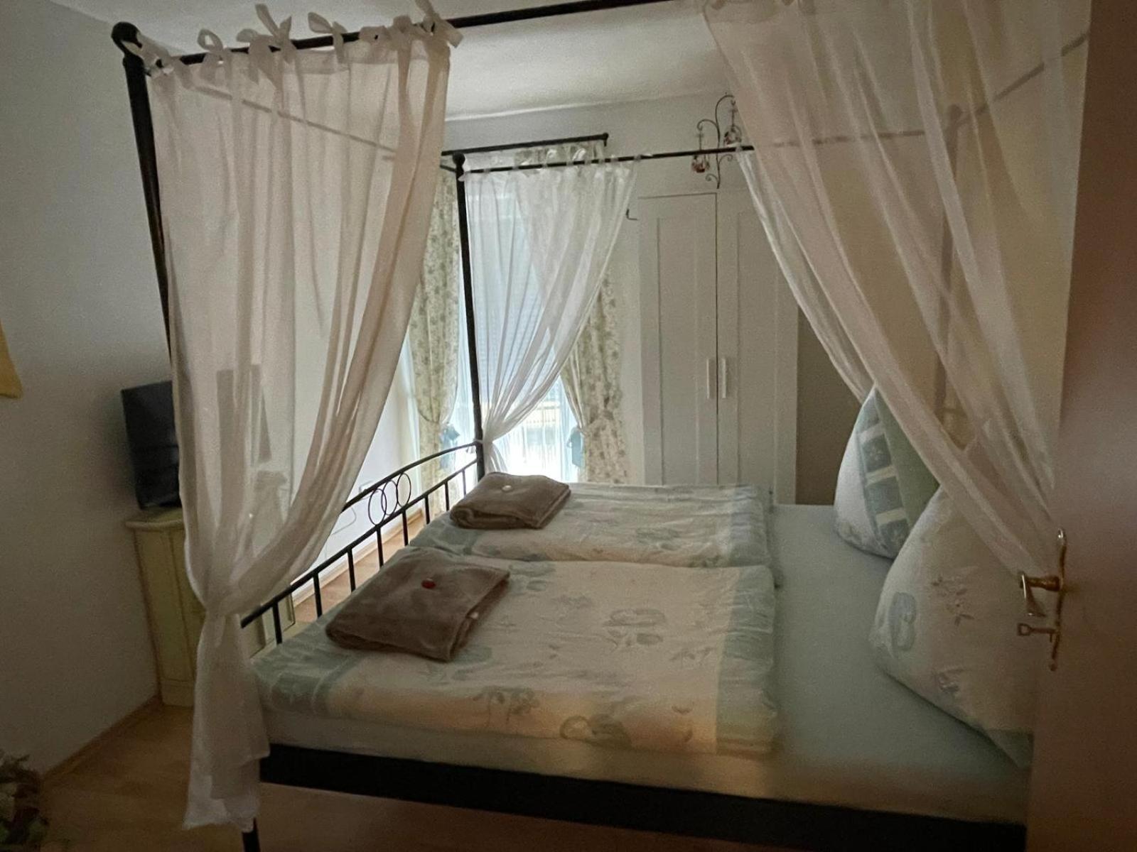Schoene Ferienwohnung In Bahnhofsnaehe Fuer Urlaub, Studium Oder Arbeit Deggendorf Extérieur photo