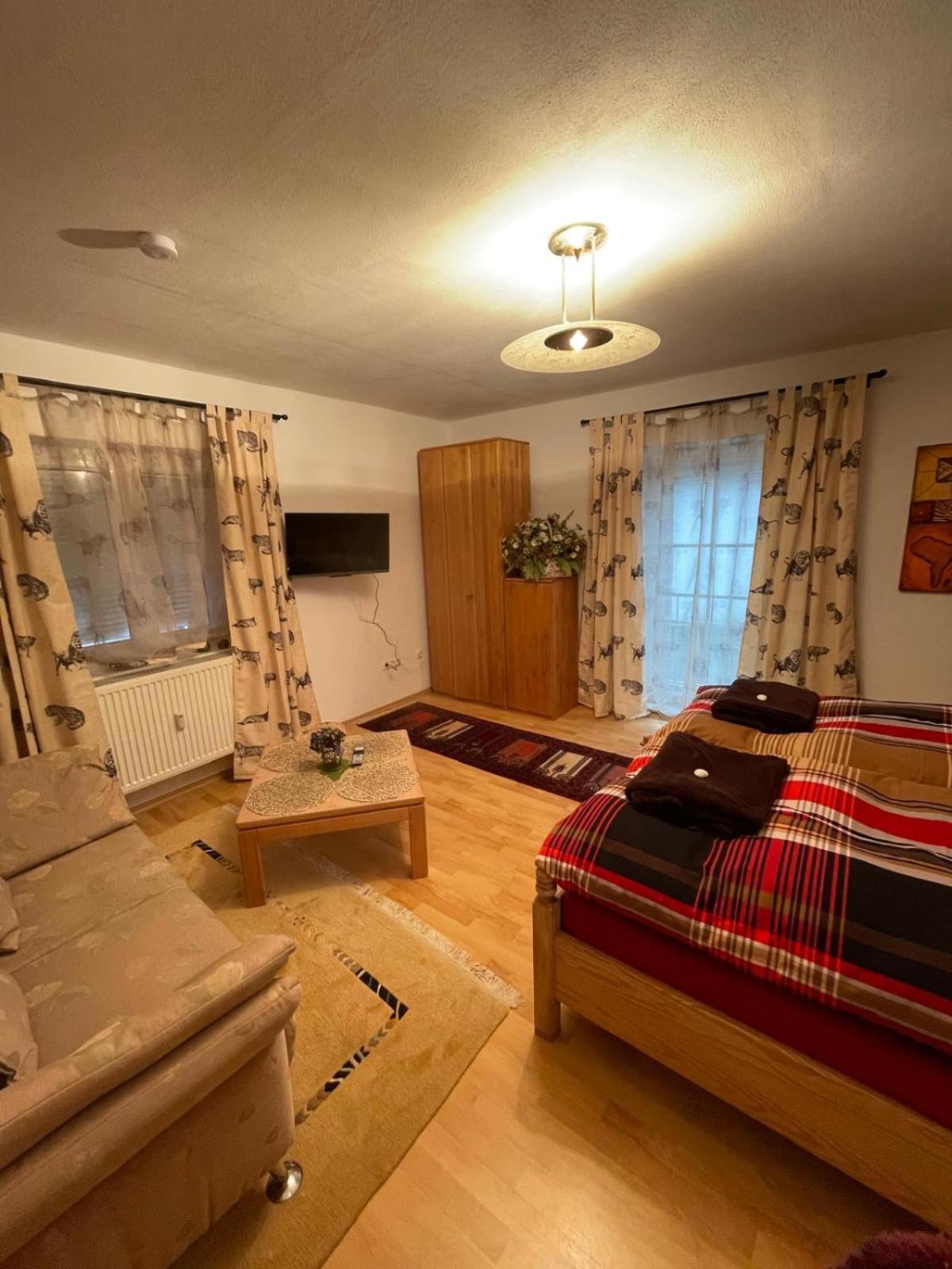 Schoene Ferienwohnung In Bahnhofsnaehe Fuer Urlaub, Studium Oder Arbeit Deggendorf Extérieur photo